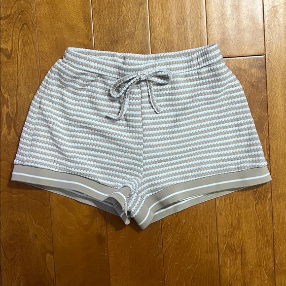 Pants - Women's Stripped Tan & White Shorts Size M Coastal Beach Resort Nautical